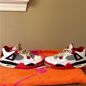 jordan 4 fire size 5 40$